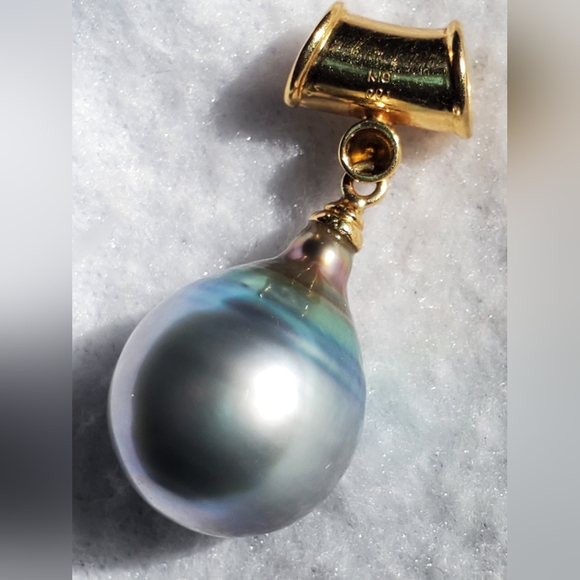 Blue Rainbow Tahitian Teardrop Pearl Pendant set in 18K YG w/ Bezel set Diamond - Picture 3 of 8